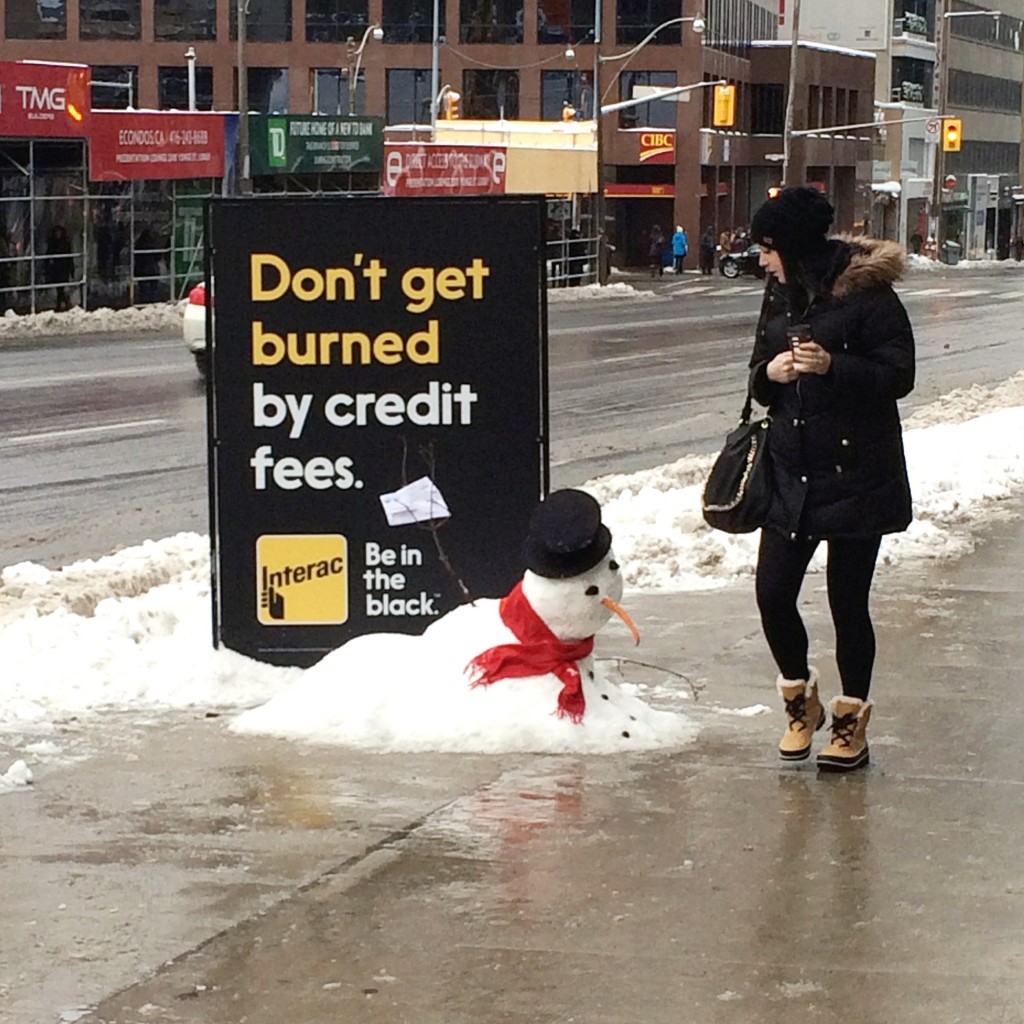 加拿大Interac銀行卡“債務雪球”街頭創意金融營銷案例-尚略上海營銷策劃公司22