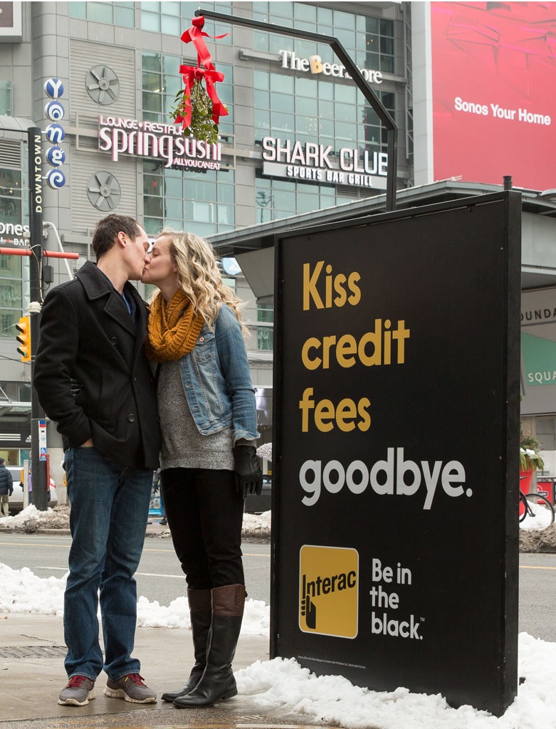 加拿大Interac銀行卡“債務雪球”街頭創意金融營銷案例-尚略上海營銷策劃公司33