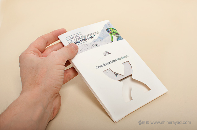 上海畫冊設計公司欣賞-格蘭德瓦利拉滑雪場宣傳畫冊設計畫冊鏤空封套設計2