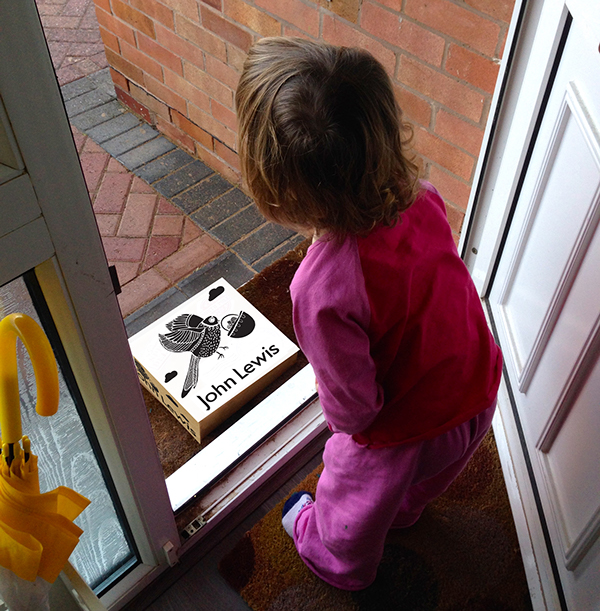 上海品牌策劃包裝設(shè)計公司分享 John Lewis 快遞包裝箱包裝設(shè)計6