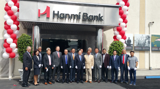 美國韓美銀行（Hanmi Bank）新H字母logo設計銀行-門頭設計效果