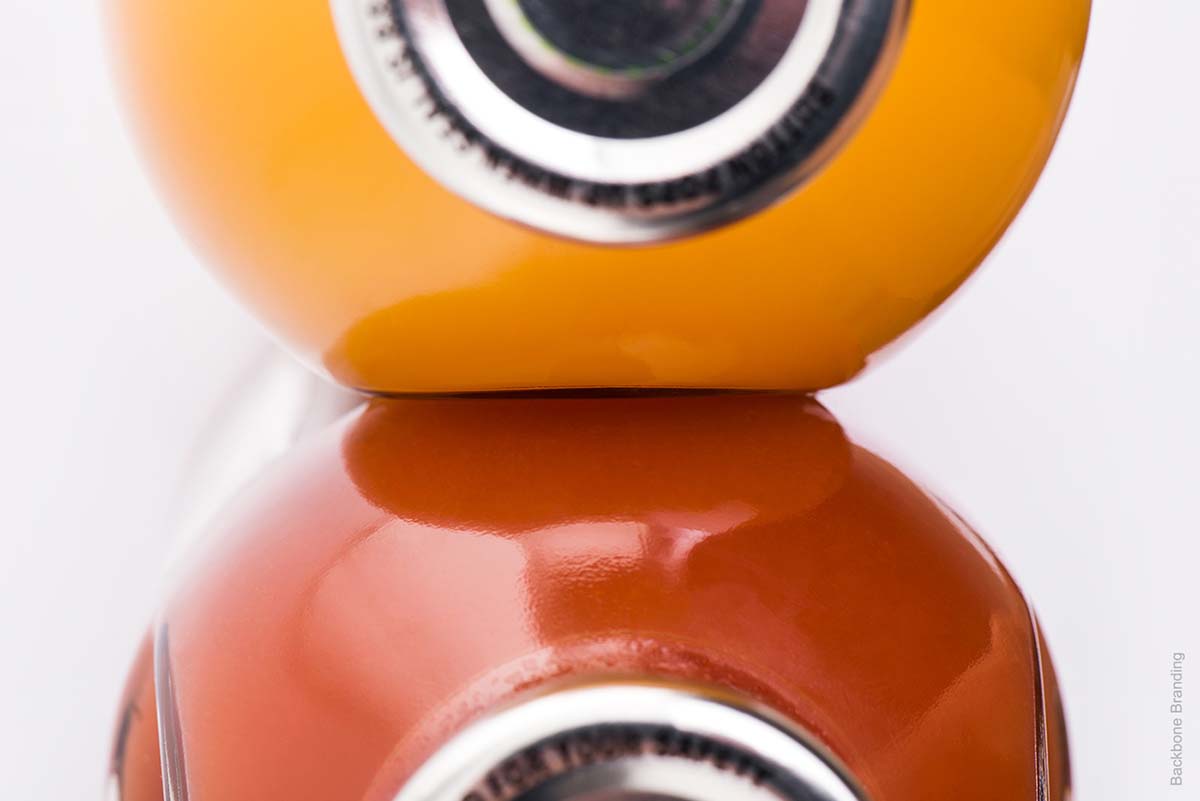 被咬了一口的Yan天然健康有機果汁飲料產品包裝設計瓶型設計