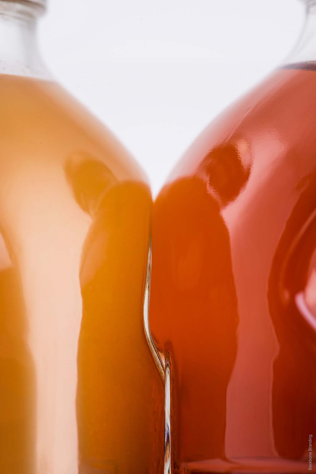 被咬了一口的Yan天然健康有機果汁飲料產品包裝設計瓶型設計