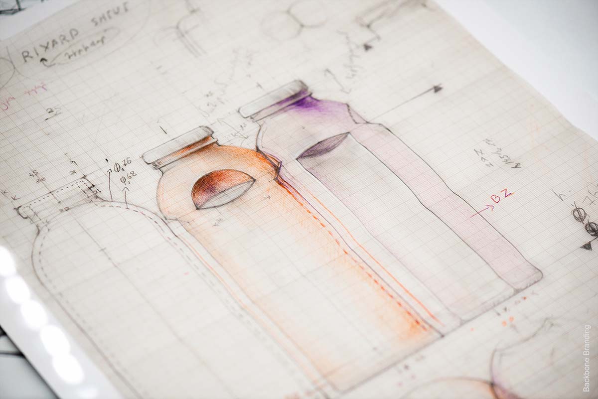 被咬了一口的Yan天然健康有機果汁飲料產品包裝設計瓶型設計