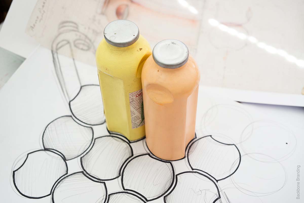 被咬了一口的Yan天然健康有機果汁飲料產品包裝設計瓶型設計