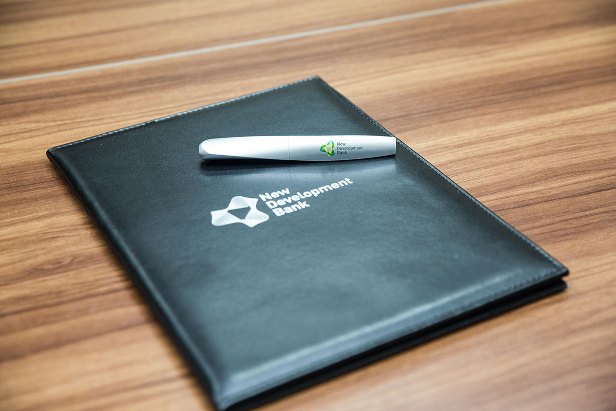 金磚國家新開發銀行標識logo設計-可持續發展的動感線條logo