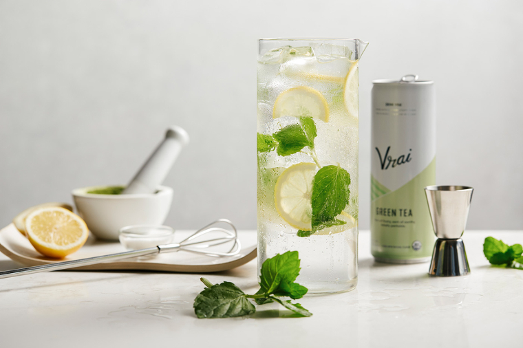 Vrai 品牌灌裝伏特加雞尾酒包裝設計清爽“V”字母版式