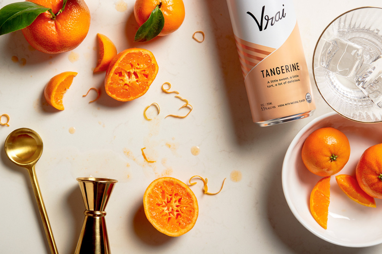 Vrai 品牌灌裝伏特加雞尾酒包裝設計清爽“V”字母版式