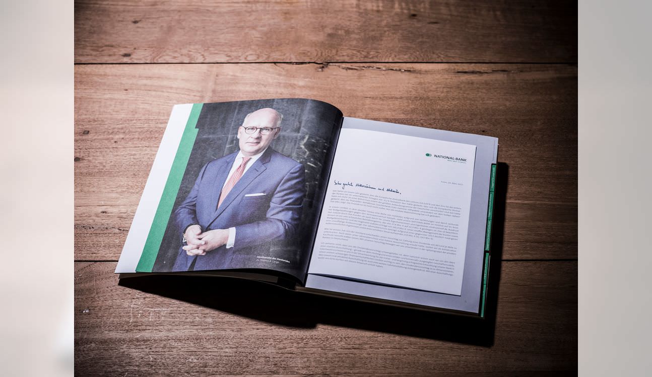 世界國際銀行年報宣傳冊設(shè)計-上海宣傳冊設(shè)計公司分享