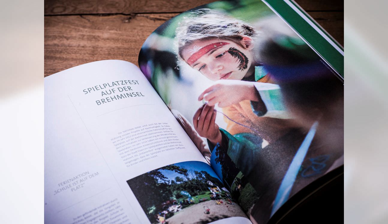 世界國際銀行年報宣傳冊設(shè)計-上海宣傳冊設(shè)計公司分享