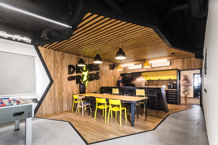 Droids On Roids 黃色閃電和曲折主題辦公室室內(nèi)空間設(shè)計(jì)項(xiàng)目