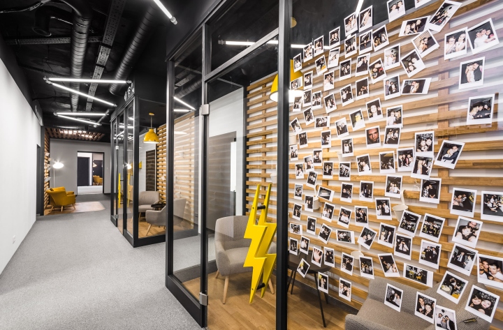 Droids On Roids 黃色閃電和曲折主題辦公室室內(nèi)空間設(shè)計(jì)項(xiàng)目-隱私和舒適的會(huì)議