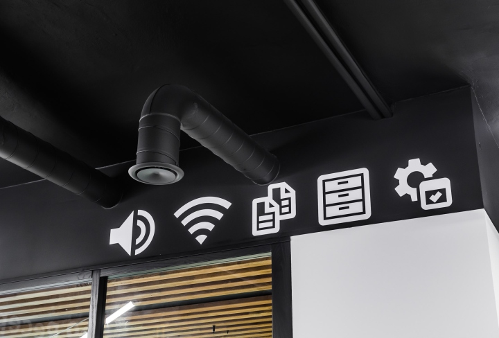 Droids On Roids 黃色閃電和曲折主題辦公室室內(nèi)空間設(shè)計(jì)項(xiàng)目-隱私和舒適的會(huì)議