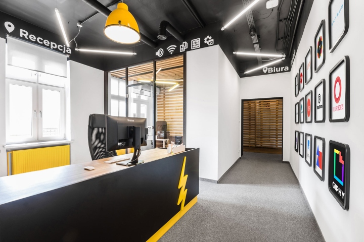 Droids On Roids 黃色閃電和曲折主題辦公室室內(nèi)空間設(shè)計(jì)項(xiàng)目