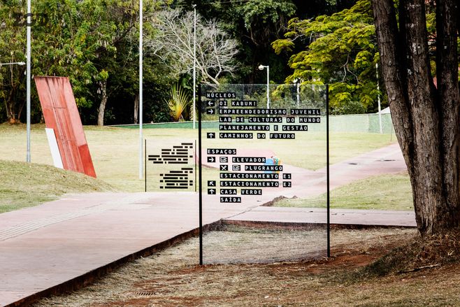 lugMinas導(dǎo)視系統(tǒng)設(shè)計-安裝在透明亞克力上，可隨意改動導(dǎo)視信息-上海導(dǎo)視設(shè)計公司