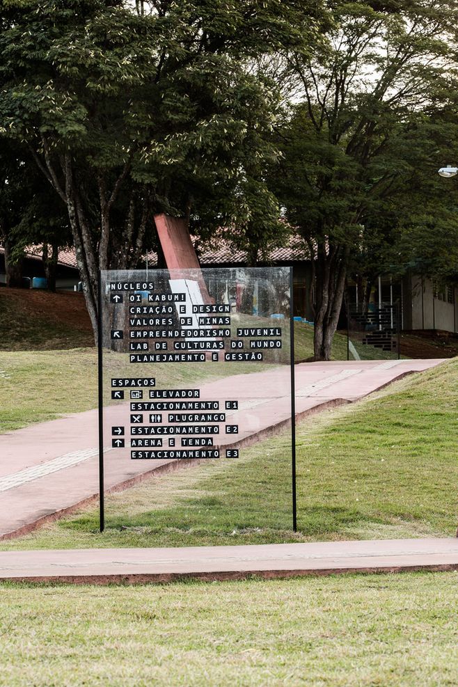 lugMinas導(dǎo)視系統(tǒng)設(shè)計-安裝在透明亞克力上，可隨意改動導(dǎo)視信息-上海導(dǎo)視設(shè)計公司