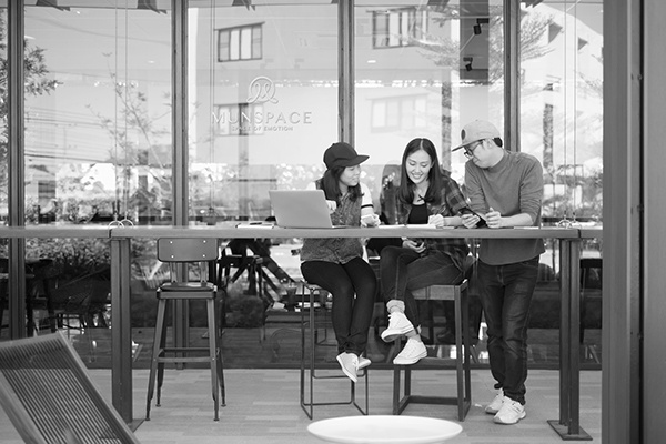 MUNSPACE咖啡（店）品牌形象設計logo設計，簡約心形符號+字母M