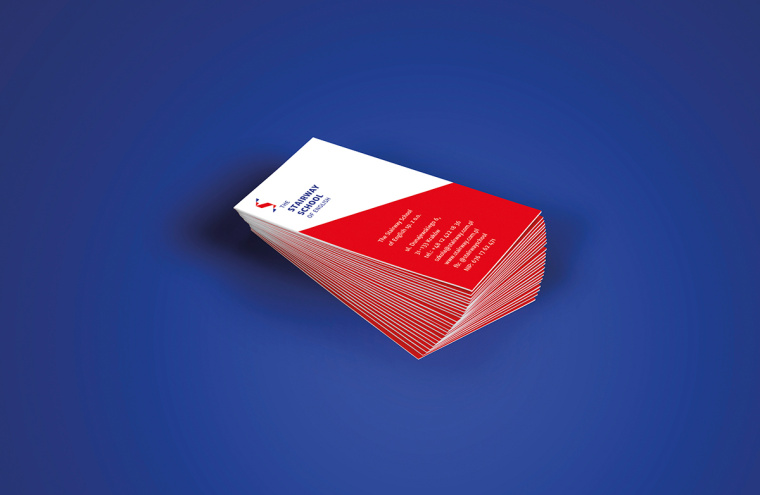 Stairway學(xué)校階梯狀標(biāo)志設(shè)計，取自英國國旗的三角元素