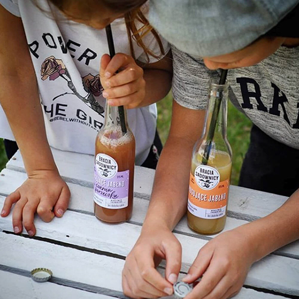 手繪藝術(shù)風(fēng)Studio Otwarte 壓榨純果汁包裝設(shè)計