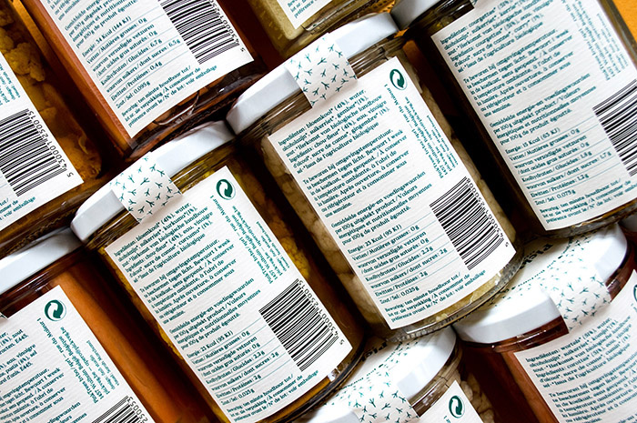 PickVeg 開胃咸菜泡菜休閑食品包裝設計，減輕生活壓力的小雞嘻哈插畫風格