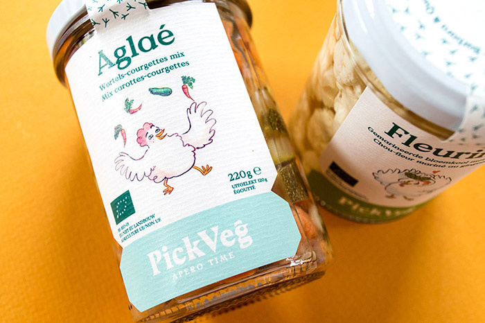 PickVeg 開胃咸菜泡菜休閑食品包裝設計，減輕生活壓力的小雞嘻哈插畫風格