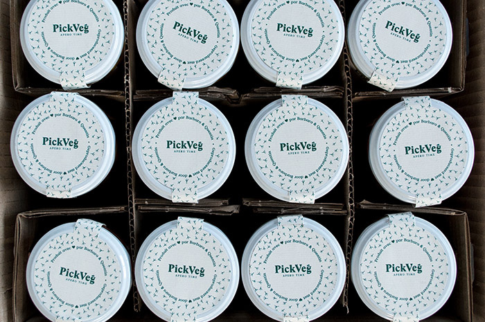 PickVeg 開胃咸菜休閑食品包裝設計，減輕生活壓力的小雞嘻哈插畫風格