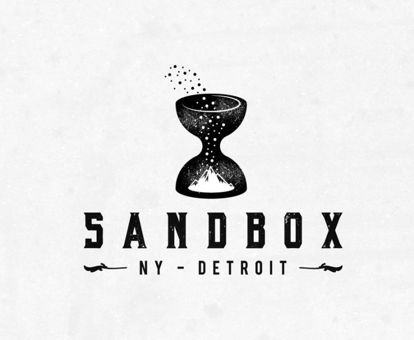 平面設計中的超現實主義-在沙漏中的山logo設計