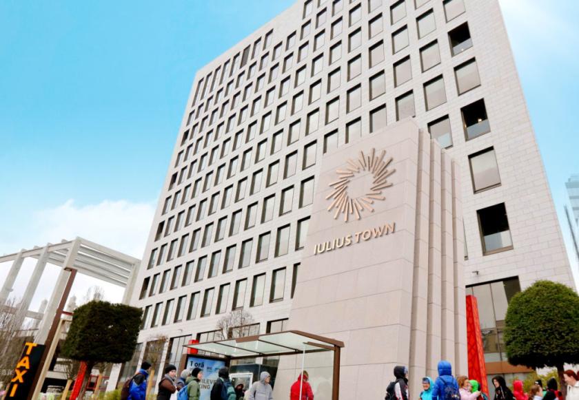 Iulius Town 商業中心品牌命名與logo設計-月桂花環