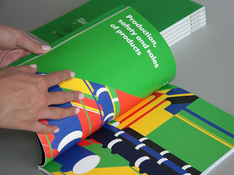 Togliattiazot 2017年企業可持續發展報告宣傳冊設計，斜杠條紋風格