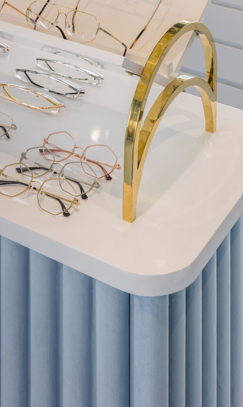 Art''''s Sake 眼鏡旗艦店店鋪空間設(shè)計，鏡面拋光黃銅和高光澤度白色木材