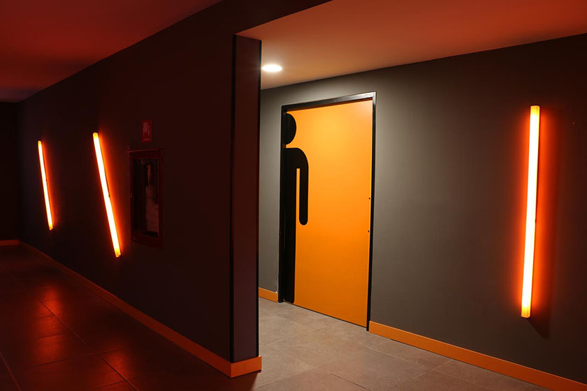 充滿活力激情與超現實主義的CINEBOX電影院品牌vi設計空間設計