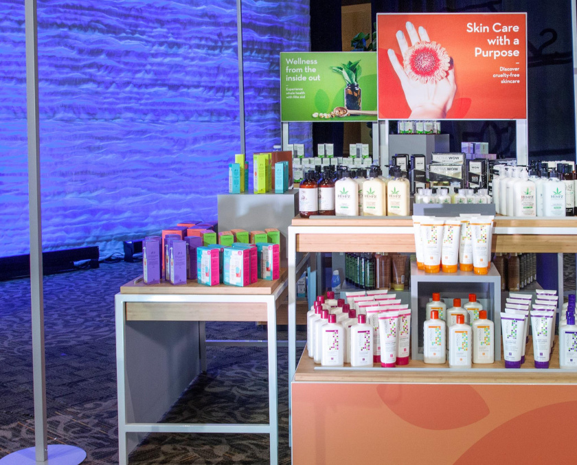 Rite Aid 藥房藥店盾牌徽章logo設計、品牌形象及店鋪設計