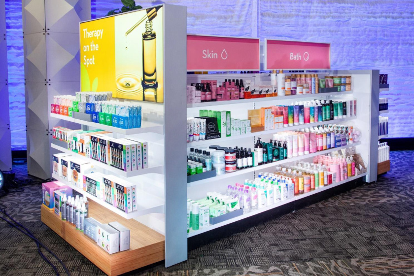 Rite Aid 藥房藥店盾牌徽章logo設計、品牌形象及店鋪設計