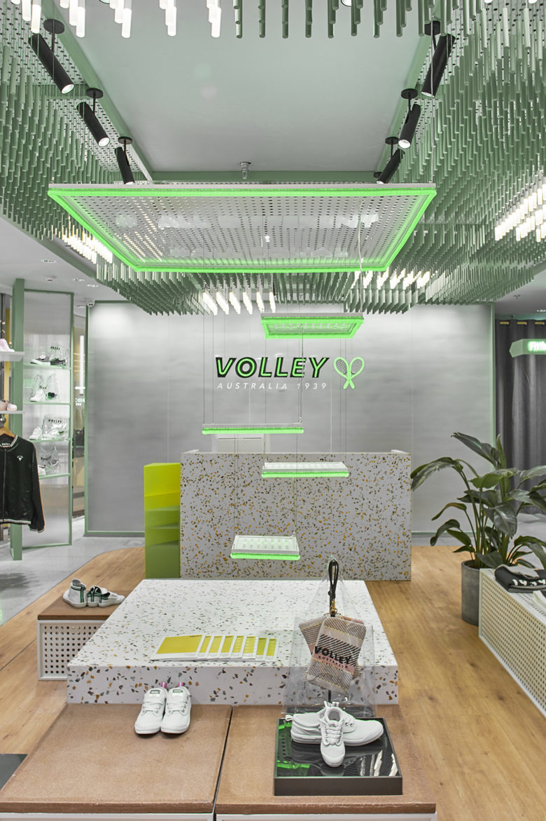 volley 休閑運動鞋專賣店店鋪空間設(shè)計，活力綠色+通透玻璃貨架設(shè)計