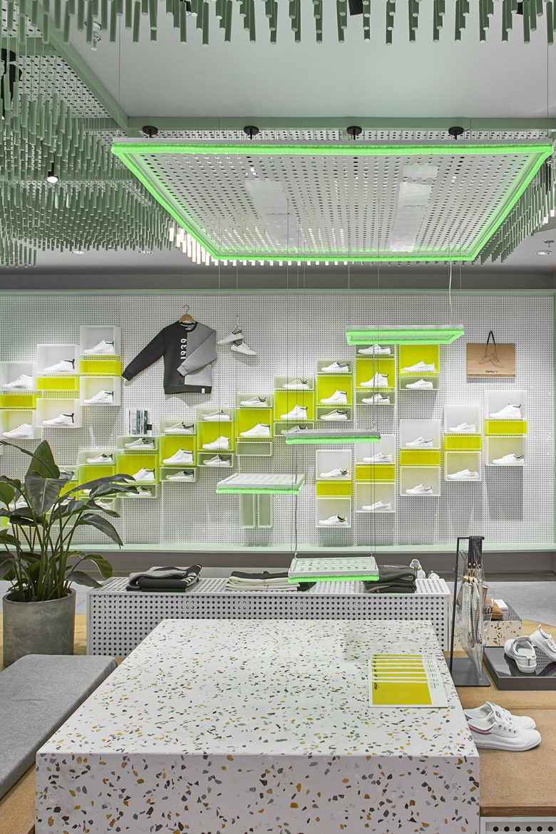 volley 休閑運動鞋專賣店店鋪空間設(shè)計，活力綠色+通透玻璃貨架設(shè)計