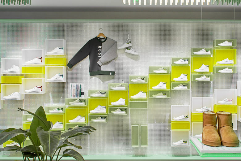volley 休閑運動鞋專賣店店鋪空間設(shè)計，活力綠色+通透玻璃貨架設(shè)計