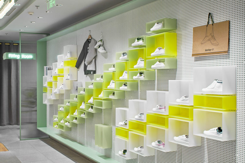 volley 休閑運動鞋專賣店店鋪空間設(shè)計，活力綠色+通透玻璃貨架設(shè)計