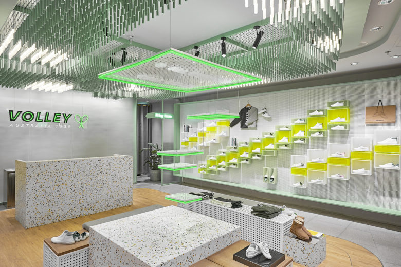 volley 休閑運動鞋專賣店店鋪空間設(shè)計，活力綠色+通透玻璃貨架設(shè)計