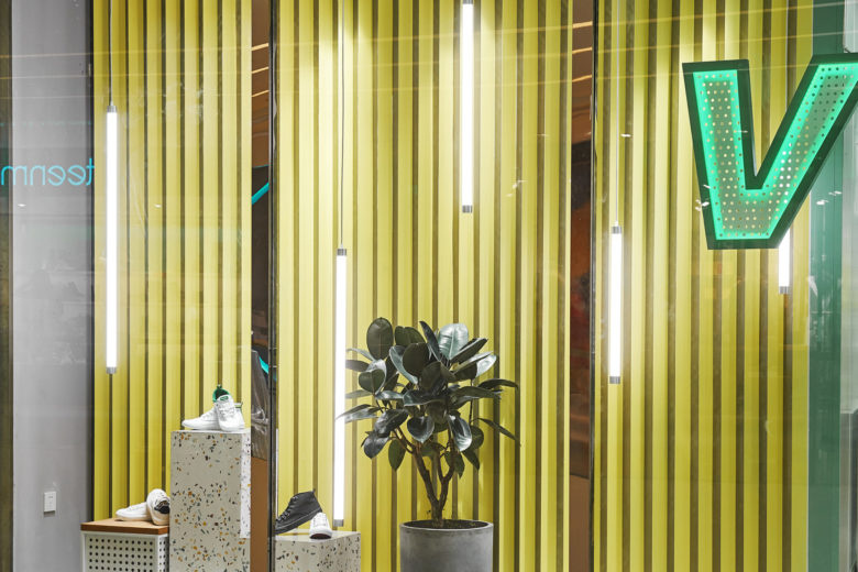 volley 休閑運動鞋專賣店店鋪空間設(shè)計，活力綠色+通透玻璃貨架設(shè)計