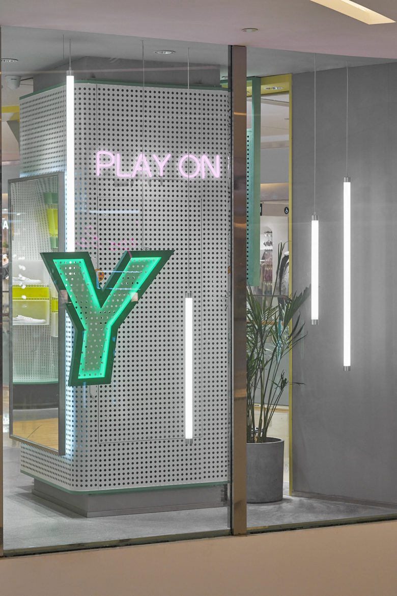 volley 休閑運動鞋專賣店店鋪空間設(shè)計，活力綠色+通透玻璃貨架設(shè)計