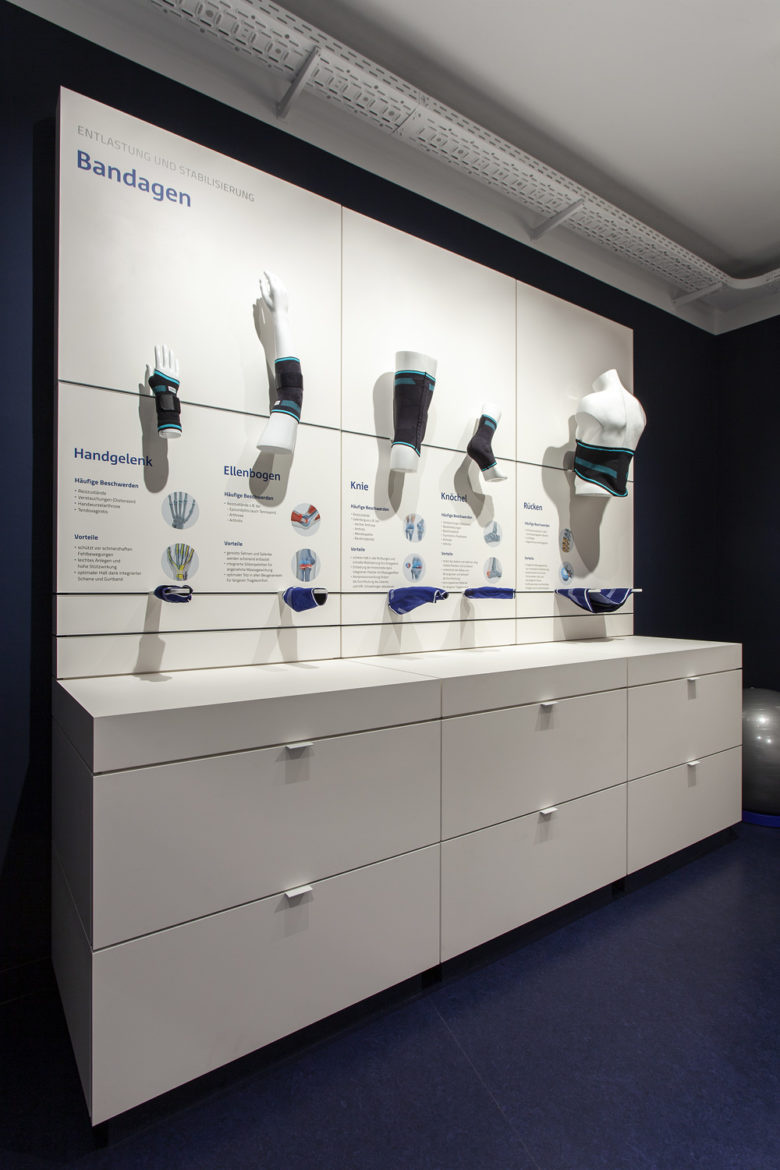 SEEGER醫療用品商店空間設計，地板墻壁的深藍色與純白色家具形成鮮明對比