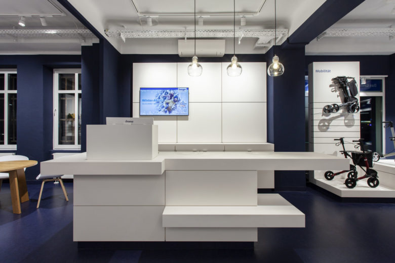 SEEGER醫療用品商店空間設計，地板墻壁的深藍色與純白色家具形成鮮明對比