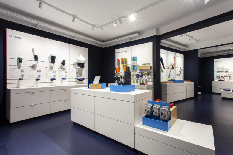 SEEGER醫療用品商店空間設計，地板墻壁的深藍色與純白色家具形成鮮明對比