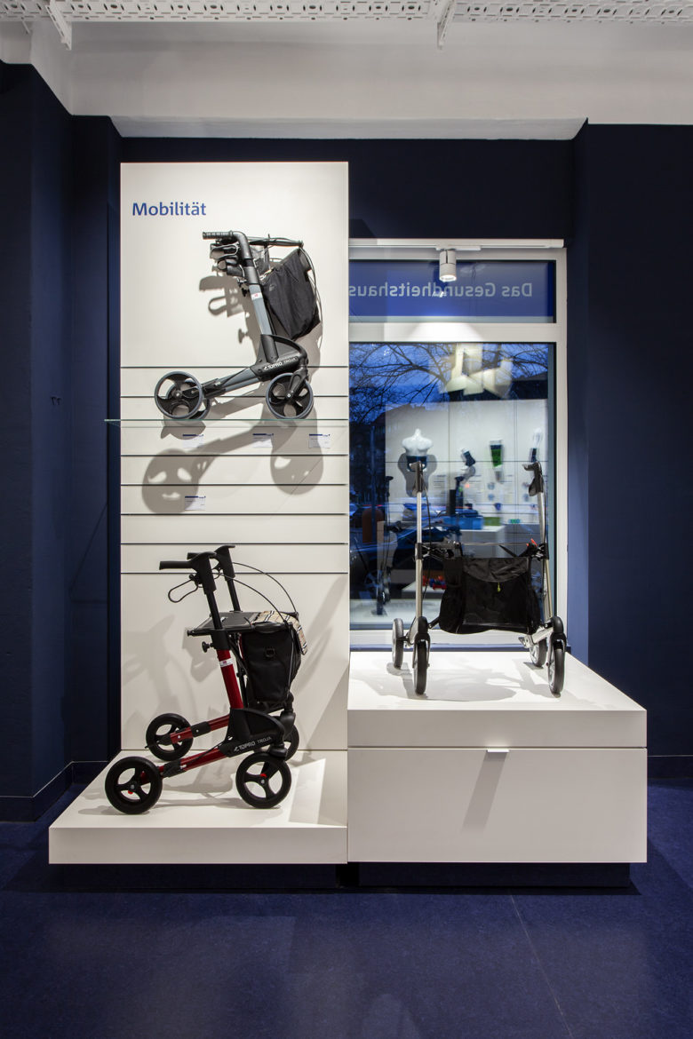 SEEGER醫療用品商店空間設計，地板墻壁的深藍色與純白色家具形成鮮明對比