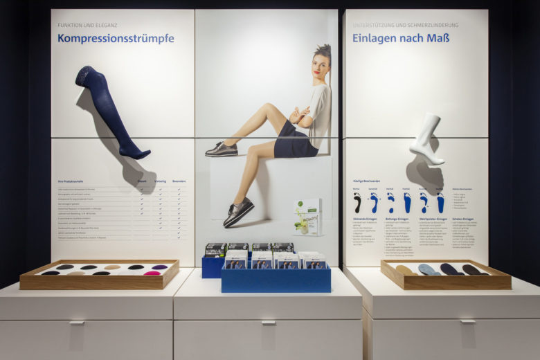 SEEGER醫療用品商店空間設計，地板墻壁的深藍色與純白色家具形成鮮明對比