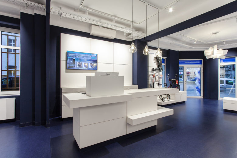 SEEGER醫療用品商店空間設計，地板墻壁的深藍色與純白色家具形成鮮明對比