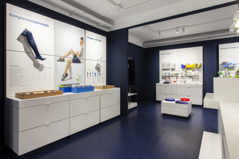 SEEGER醫療用品商店空間設計，地板墻壁的深藍色與純白色家具形成鮮明對比