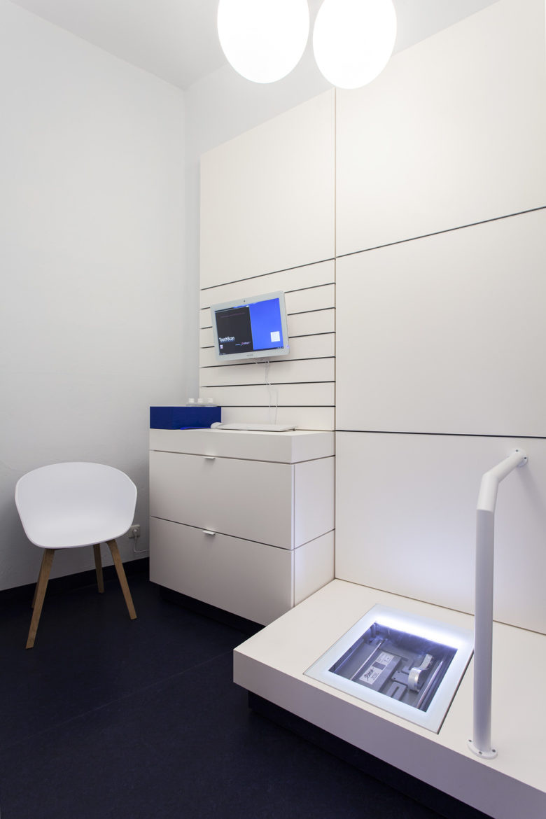 SEEGER醫療用品商店空間設計，地板墻壁的深藍色與純白色家具形成鮮明對比