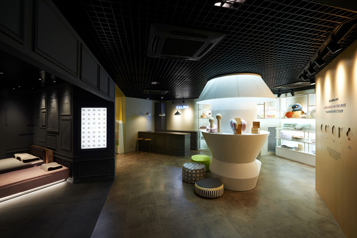 M4 CALMA床墊床上用品品牌體驗店鋪空間設計，整體黑暗色風格