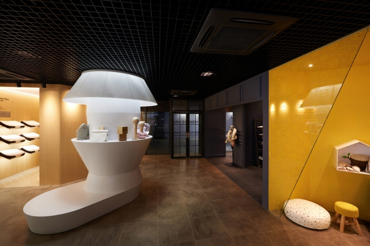 M4 CALMA床墊床上用品品牌體驗店鋪空間設計，整體黑暗色風格